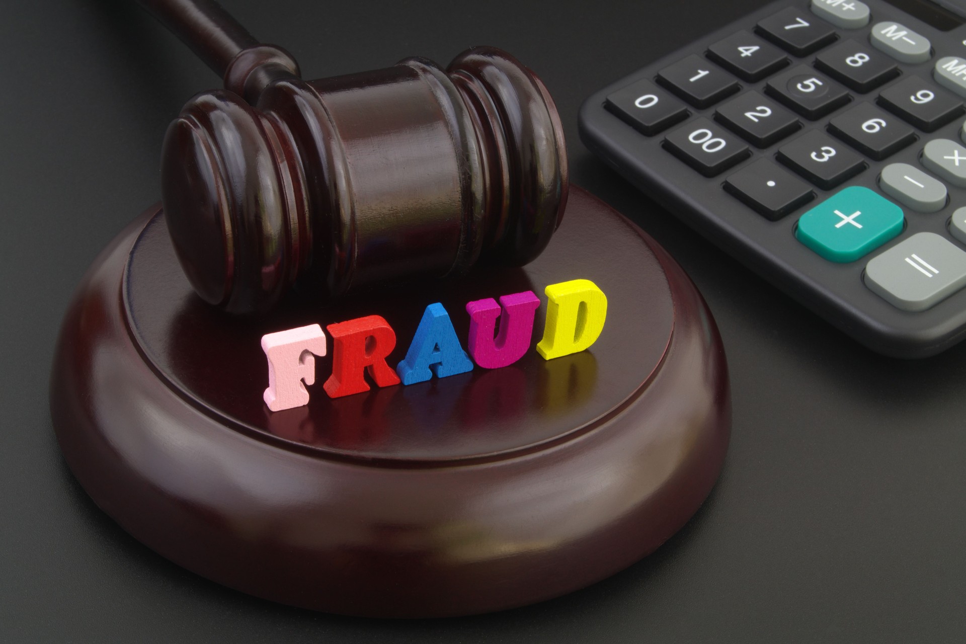 Juez de madera dio con palabra fraude y calculadora