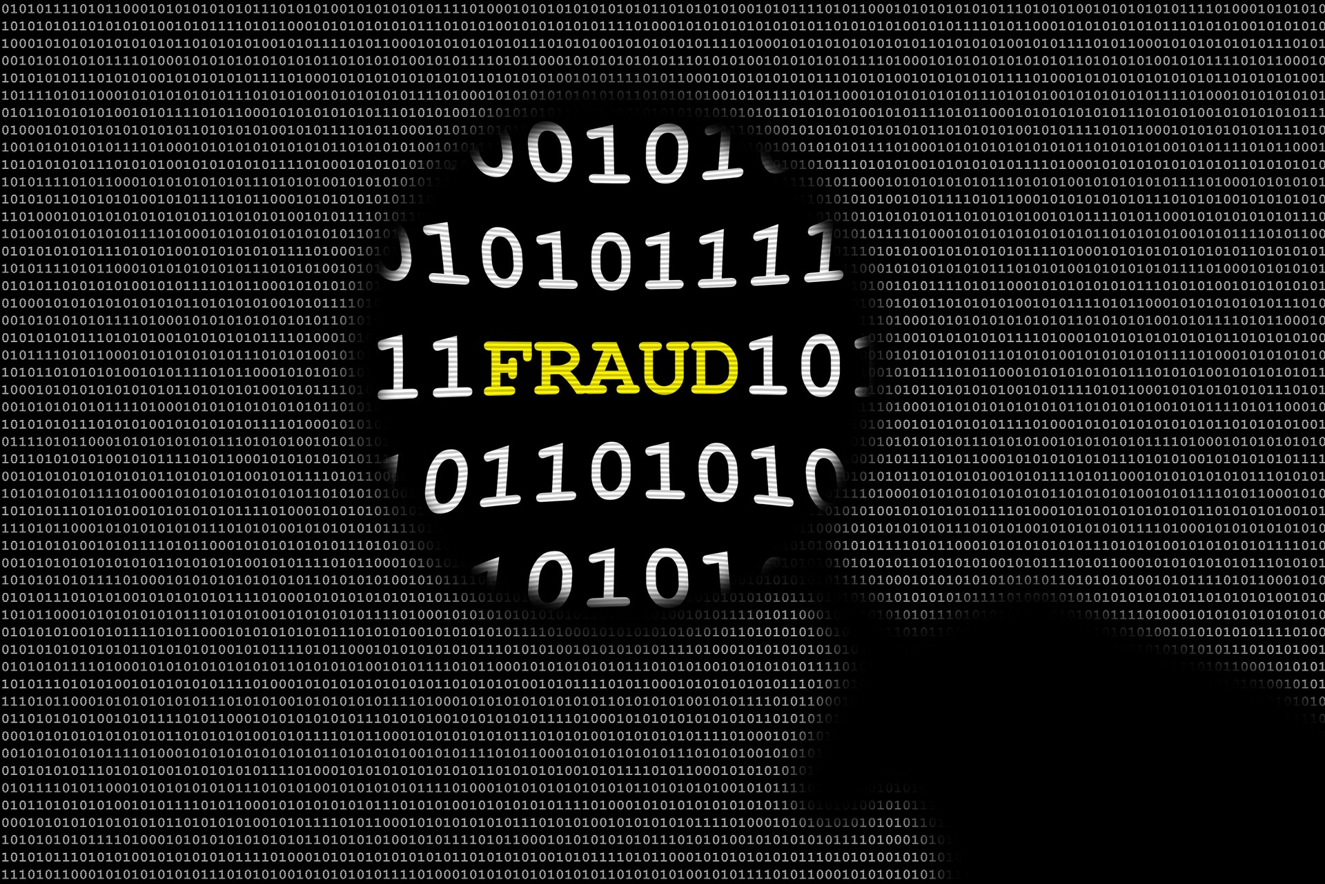 Mano que sostiene la lupa sobre el texto y código binario