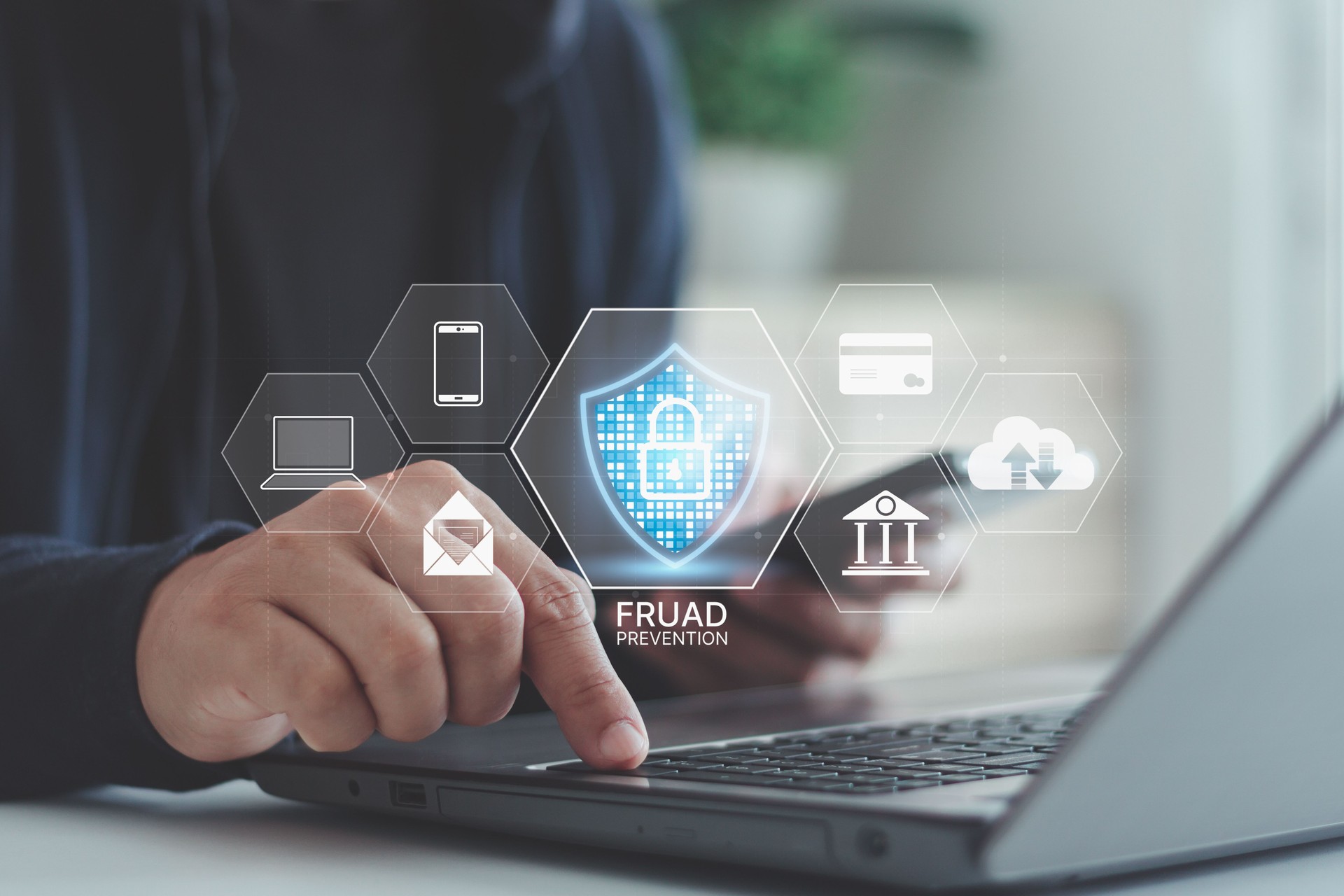 Mano de hombre de negocios usando computadora portátil con icono de candado de escudo digital y texto de prevención de fraude, concepto de ciberseguridad, protección de banca en línea, seguridad financiera, privacidad de datos y tecnología anti estafa