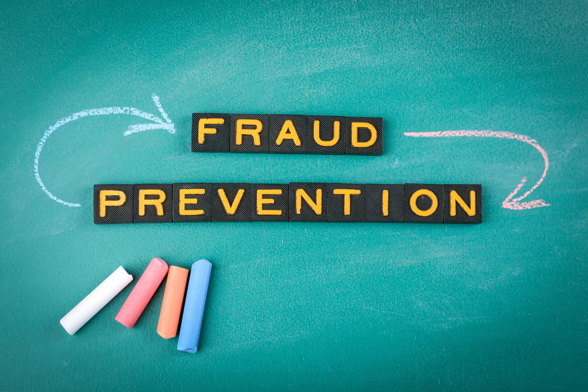 Concepto de prevención de fraude con pizarra y mosaicos de letras