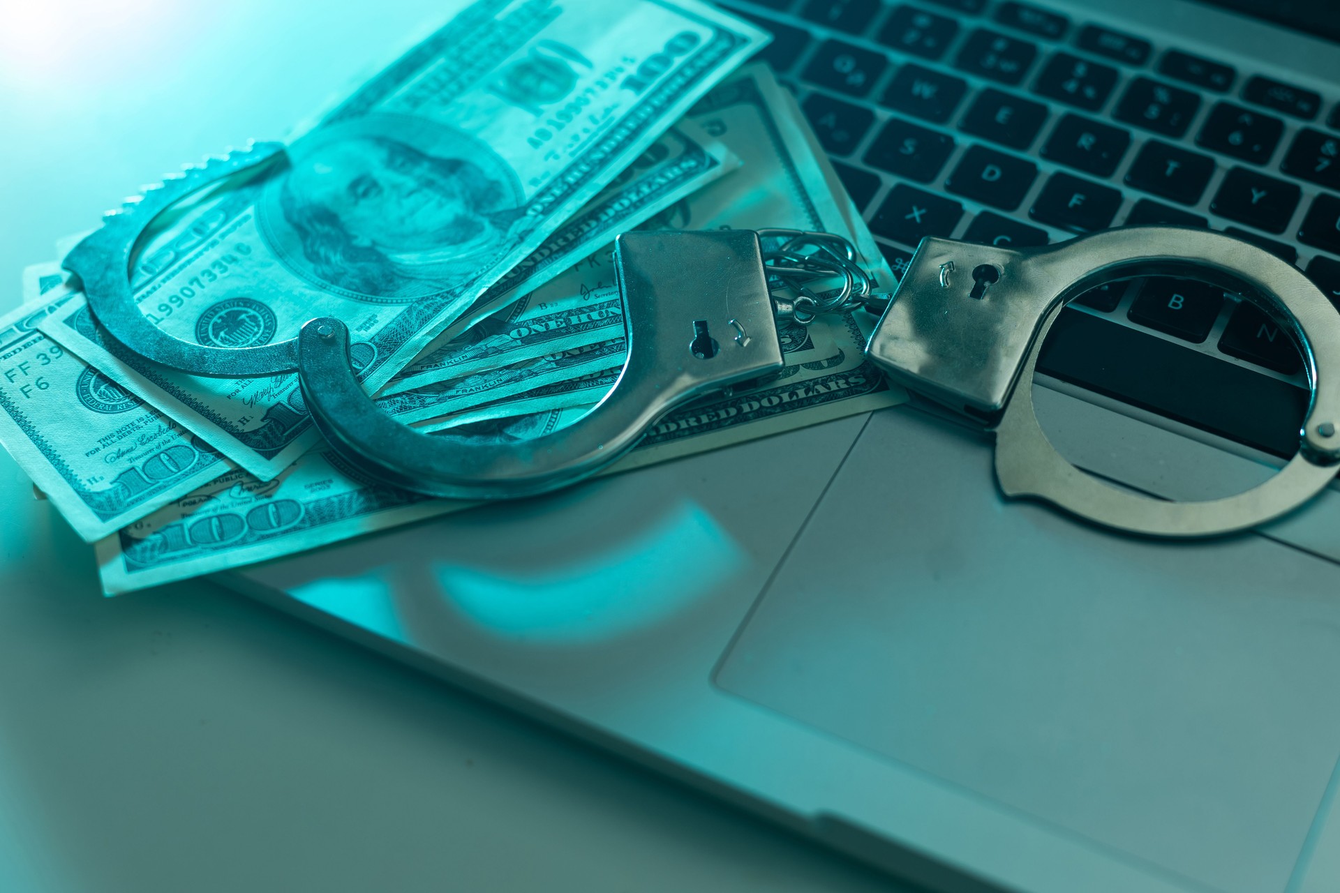 Las esposas de la policía yacen en los billetes de dólar. Crimen, justicia y dinero. Concepto de crimen y corrupción con esposas.